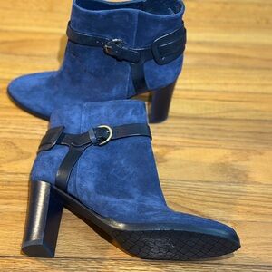 Jimmy Choo 8.5 ankle  boots in navy blue suede with buckle details. Jeweled Logo